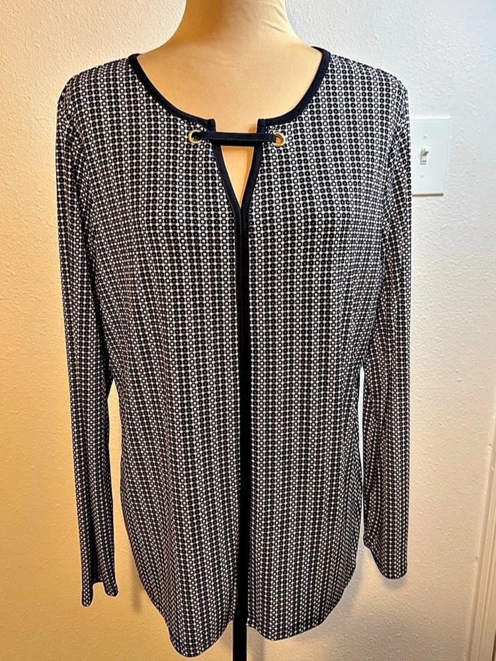 Liz Claiborne Career Geometric Blouse in Black & White Size Large